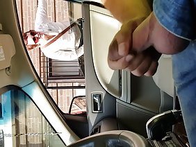 大きな喜びを持つ成熟した女性は、膣のハードディルドを取ります