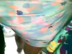 セクシーな肌の痴女は、一人称から射精にいたずらを吸う
