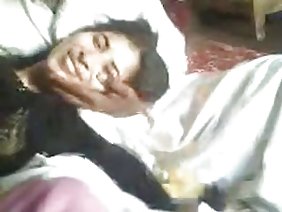 軍曹は少女を運転し、彼とセックスを強制した