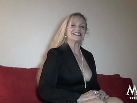 自然な胸を持つ美しい赤毛の女の子と飽くなき猫は、大人の恋人を誘惑します