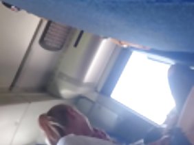 ポルノスターはいくつかの路地で握られた2人の男