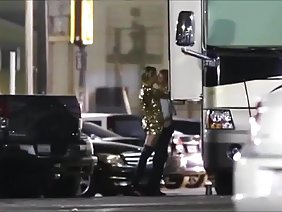 驚くべきランジェリーで熟女のブルネットは彼女の猫を愛撫