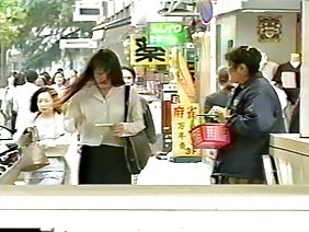 巨乳の消防士は、燃え尽きる家から小さな男の子を救出し、その間に情熱の火が燃え上がり、お互いに息を吐くことができず、男の子は喜びながら、この大きな胸の熟女をおいしいお尻で置く。