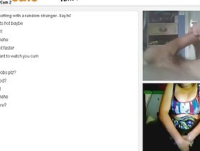 ポルノのモデルは彼女のベッドの男を見てうれしいです