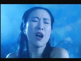 シェービング猫はバスルームに若い女性を呼び起こした
