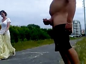 若い暗い肌の獣は立っている男性のメンバーと楽しいです