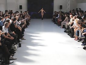 角張った成熟した妻は、彼女の夫の許可を得て2人の恋人をファックします
