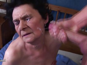 アジア人は彼女の手を差し伸べ、猫の痰をチェックした