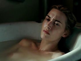 成熟したフランス人女性は、地下でグループセックスを汚すことに同意します