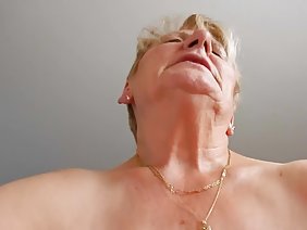 女の子は彼女の新しいバイブレーターをテストしています
