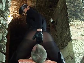 フィリピンは隣人の健康な雄鶏に座って、彼女のオルガスムを得ます