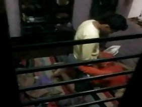 彼女のガールフレンドが未知のボーイフレンドを家に引きずり、彼女の顔に彼女の兼を取ったお尻で激しくファックしたようにブロンドは眠った