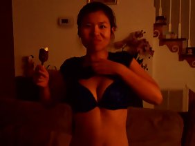 男性は細身の女性を誘惑し、プッシーで彼女の大きなコックを暖めるタイトなお尻で性交するようになった