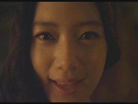 電話で話している間に成熟したレズビアン