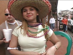 ケアテイカーは、すべての現在のとホットな穴に若い女の子を性交させる時間があります