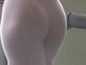 巨乳の熟女は、顔を揃えたザーメンでハードなファックをするために2匹の若いコックを召喚した