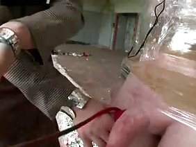 一群のブロンドが印象的な乱交を始めた