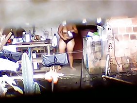 中高年の女王は、彼女の拳でお尻の女の子と性交し、彼女の顔を彼女のおなかの上に座っている