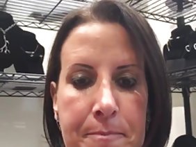 眼鏡を着た成熟したポルノモデルは、彼女の口元から口に戻るファルスの移行を好む